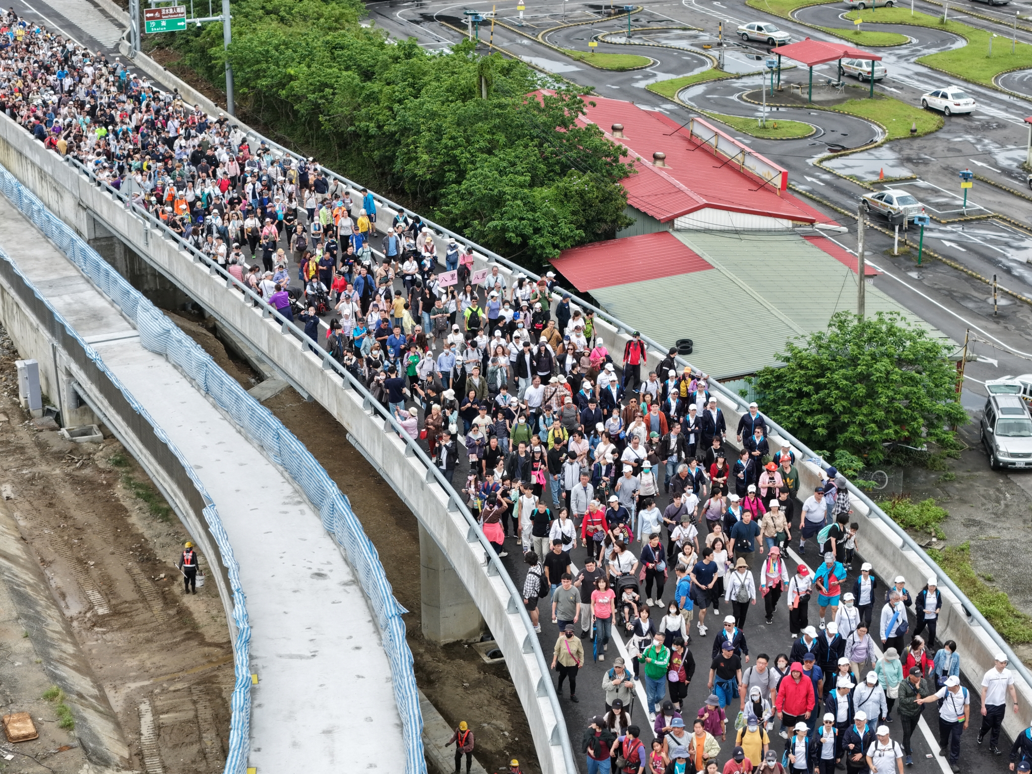 《圖說》活動全天吸引超過十萬人次湧入淡水，場面壯觀非凡。〈民政局提供〉