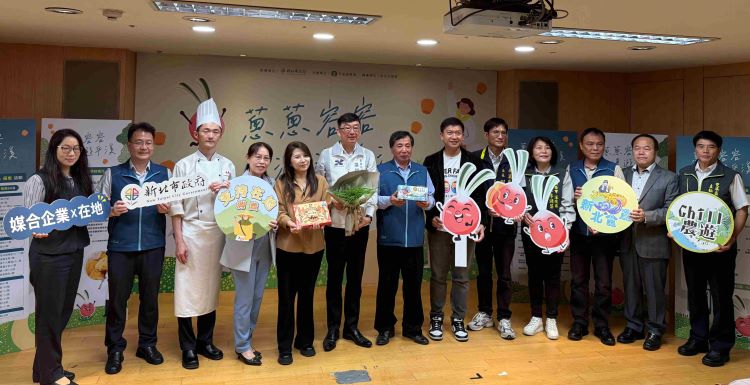 《圖說》農業局長諶錫輝(左6)今日出席「蔥蔥容容‧漫遊平溪」新北珠蔥上市記者會，宣布珠蔥產季開跑。〈農業局提供〉