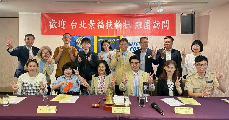 《圖說》翁彥如(前排左二)在演講後，與台北民樂扶輪社和台北景福扶輪社社友合影。〈社會局提供〉