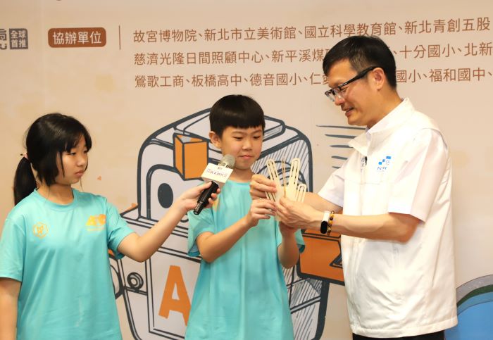 《圖說》張明文局長體驗全國唯一「環保天燈」創客課程體驗。〈教育局提供〉