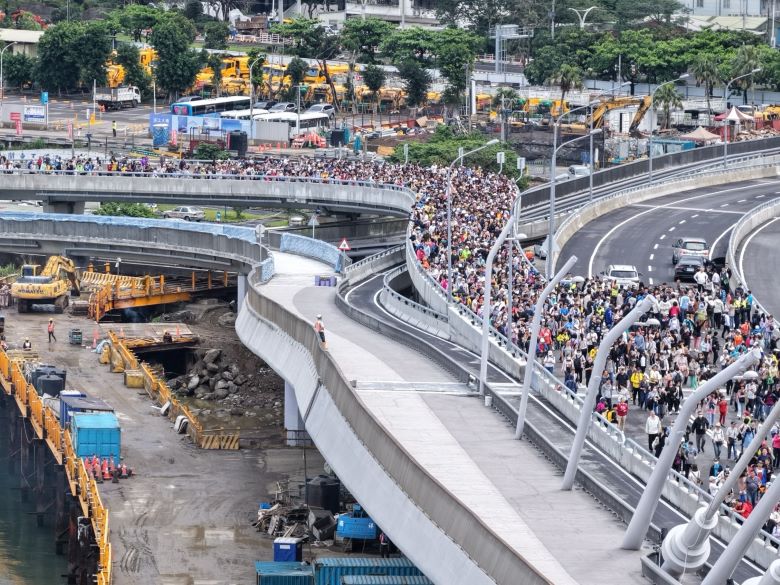 《圖說》活動一早即在漁人碼頭廣場登場，現場人潮擠得水洩不通。〈民政局提供〉