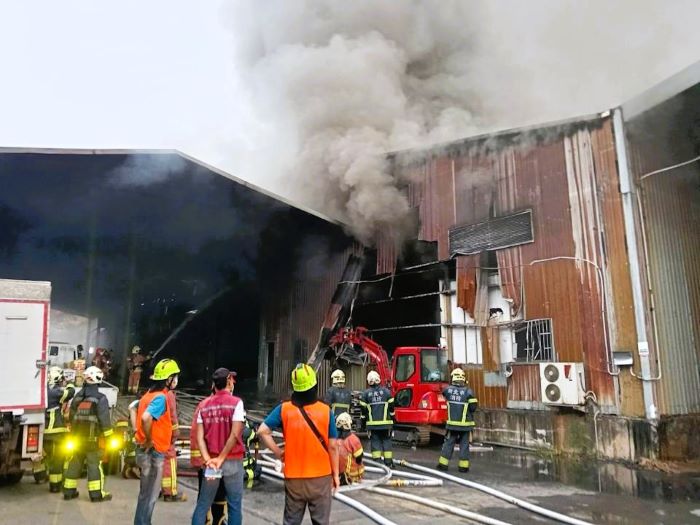 《圖說》甫仁營造於去年南勢里火警,調派重機具協助破壞與攻堅,有效控制火勢。〈林口區公所提供〉