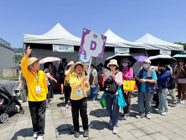 《圖說》由22位專業導覽老師分2梯次帶領民眾走訪都市農園及輕軌之家。〈新店區公所提供〉