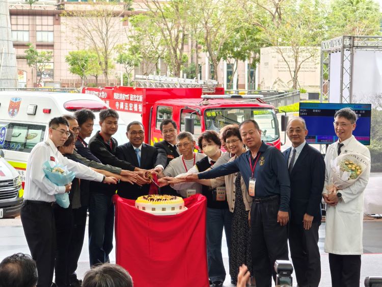 《圖說》「重生奇蹟-OHCA康復3,000人感恩活動」,侯友宜市長一同為康復市民切蛋糕慶生。〈消防局提供〉