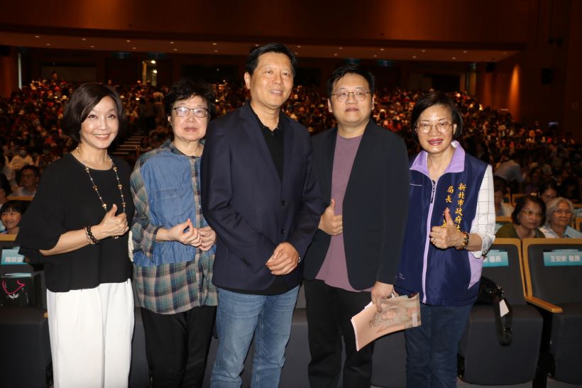 《圖說》新北市副市長朱惕之蒞臨會場,感謝國光劇團團長張育華(左起)、國家文藝獎得主藝術總監王安祈、花雅戲曲協會理事長金克威、社會局長李美珍等促成此次京劇饗宴。〈社會局提供〉
