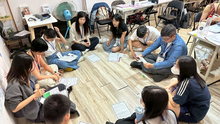 《圖說》「2026青年共創實踐營」將打破傳統上課的框架,讓學員從個人發展出發,逐步轉化為具備公共參與能力之行動者-圖為資料照片。〈青年局提供〉