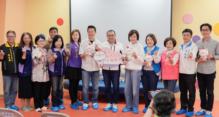 《圖說》柯志恩立委(右5)和高雄市議員專程北上取經新北公托經驗並交流。〈社會局提供〉