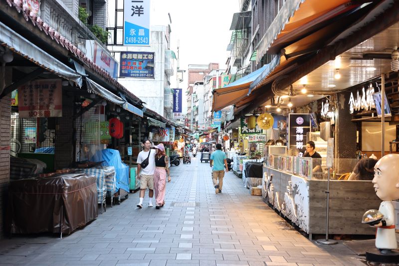 《圖說》金山老街匯聚在地美食與人文風情,吸引遊客駐足探索。〈觀旅局提供〉