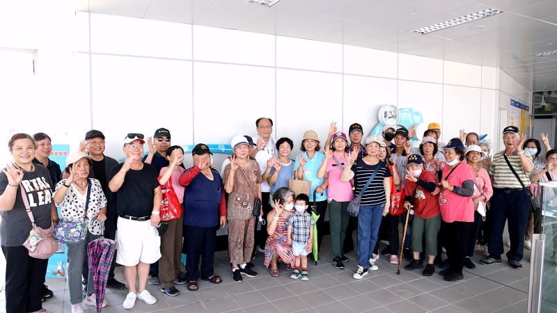 《圖說》沿線里民走進車站,不僅看見嶄新的捷運建設,也提前感受到城市美學與文化溫度。〈捷運局提供〉