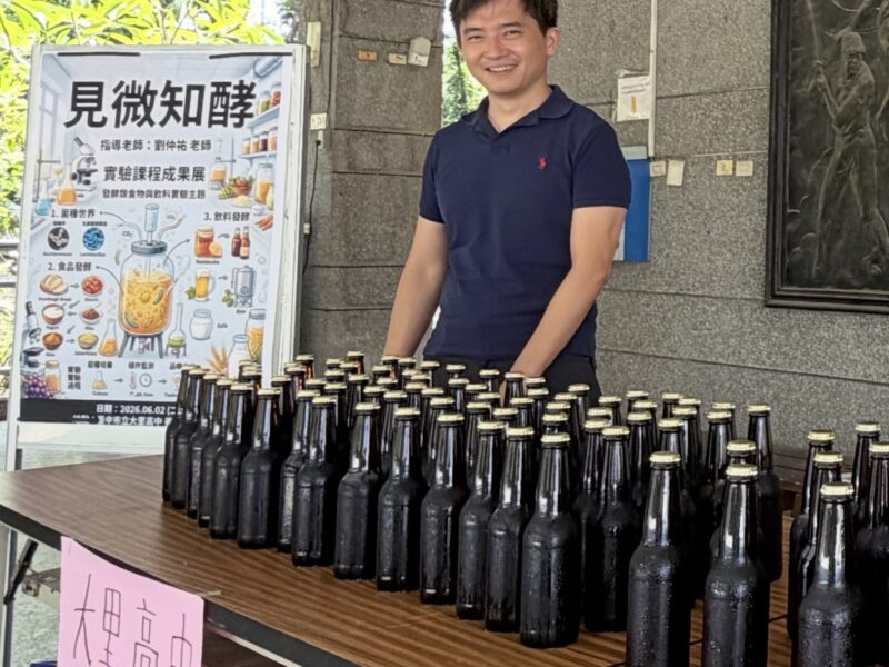圖文：大里高中學生釀出自己的青春滋味 「見微知酵」化身畢業成年酒。飲酒過量，有害（礙）健康、酒後不開車，安全有保障、 飲酒過量，害人害己、未滿十八歲禁止飲酒、短時間內大量灌酒會使人立即喪命、找代駕保平安、安全誠無價酒後找代駕、酒後找代駕平安送到家（焦點新聞關心您）