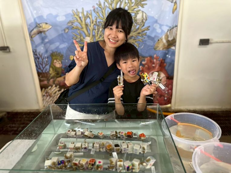 《圖說》民眾於完成珊瑚移植實作後合影留念,為此次海洋保育體驗留下美好回憶。〈漁業處提供〉
