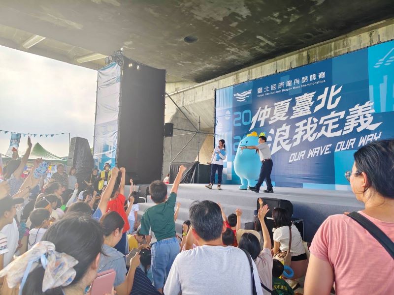 《圖說》台電副總經理陳銘樹今日與可愛的節電吉祥物「電寶」也來到大會主舞台共襄盛舉，與現場民眾進行趣味節電問答。〈台電提供〉