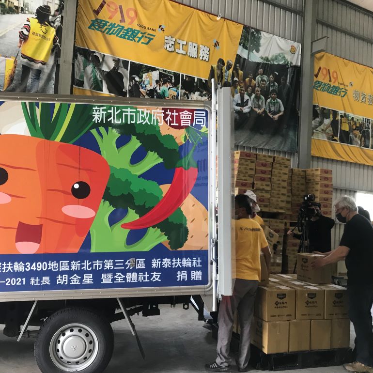 《圖說》新北市社會局與中華基督教救助協會合作  提供3輛惜食分享車全部投入惜食餘裕物資配送   將食材配送至老人、兒少共餐據點。〈社會局提供〉