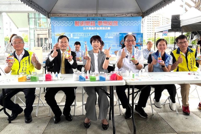 《圖說》臺北大學站公共藝術結合國內外藝術家作品,右三捷運局長李政安。〈捷運局提供〉