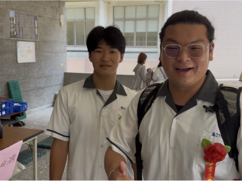 圖文：大里高中學生釀出自己的青春滋味 「見微知酵」化身畢業成年酒。飲酒過量，有害（礙）健康、酒後不開車，安全有保障、 飲酒過量，害人害己、未滿十八歲禁止飲酒、短時間內大量灌酒會使人立即喪命、找代駕保平安、安全誠無價酒後找代駕、酒後找代駕平安送到家（焦點新聞關心您）