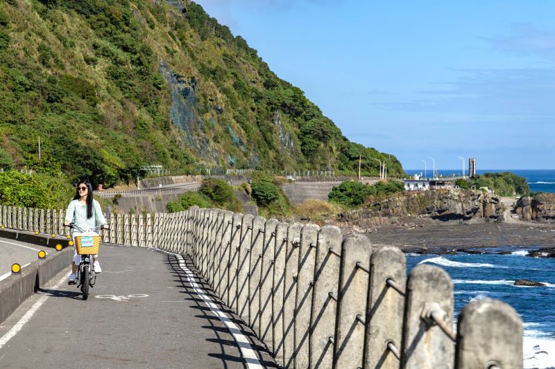 《圖說》舊草嶺隧道結合濱海自行車道,是夏季體驗低碳單車旅遊的熱門選擇。〈觀旅局提供〉