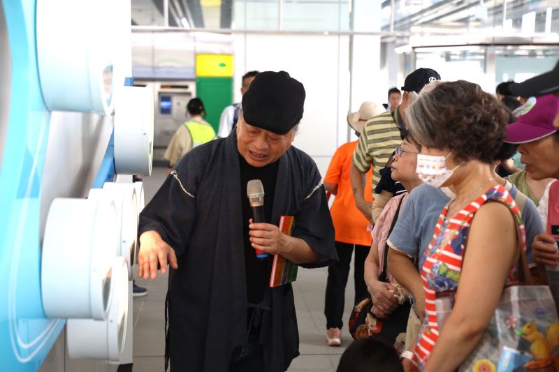《圖說》三鶯線公共藝術現地導覽活動,參與者感覺格外新鮮,也對未來通車更加期待。〈捷運局提供〉