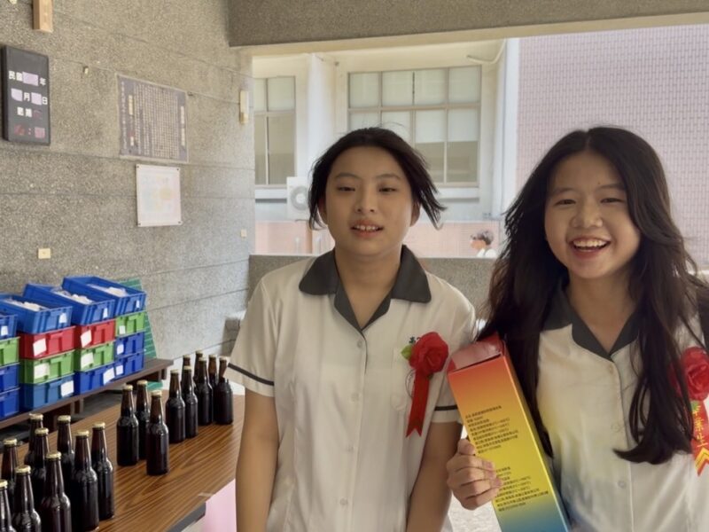 圖文：大里高中學生釀出自己的青春滋味 「見微知酵」化身畢業成年酒。飲酒過量，有害（礙）健康、酒後不開車，安全有保障、 飲酒過量，害人害己、未滿十八歲禁止飲酒、短時間內大量灌酒會使人立即喪命、找代駕保平安、安全誠無價酒後找代駕、酒後找代駕平安送到家（焦點新聞關心您）