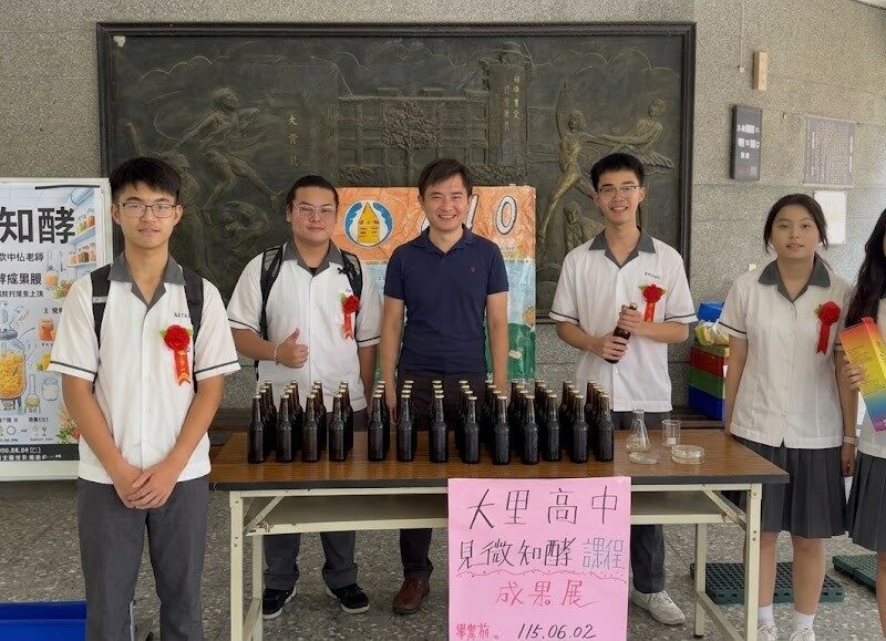 圖文：大里高中《見微知酵》課程成果展，學生透過發酵實驗釀製專屬「成年酒」，並於畢業典禮後領回成果，作為高中三年的青春紀念。飲酒過量，有害（礙）健康、酒後不開車，安全有保障、 飲酒過量，害人害己、未滿十八歲禁止飲酒、短時間內大量灌酒會使人立即喪命、找代駕保平安、安全誠無價酒後找代駕、酒後找代駕平安送到家（焦點新聞關心您）
