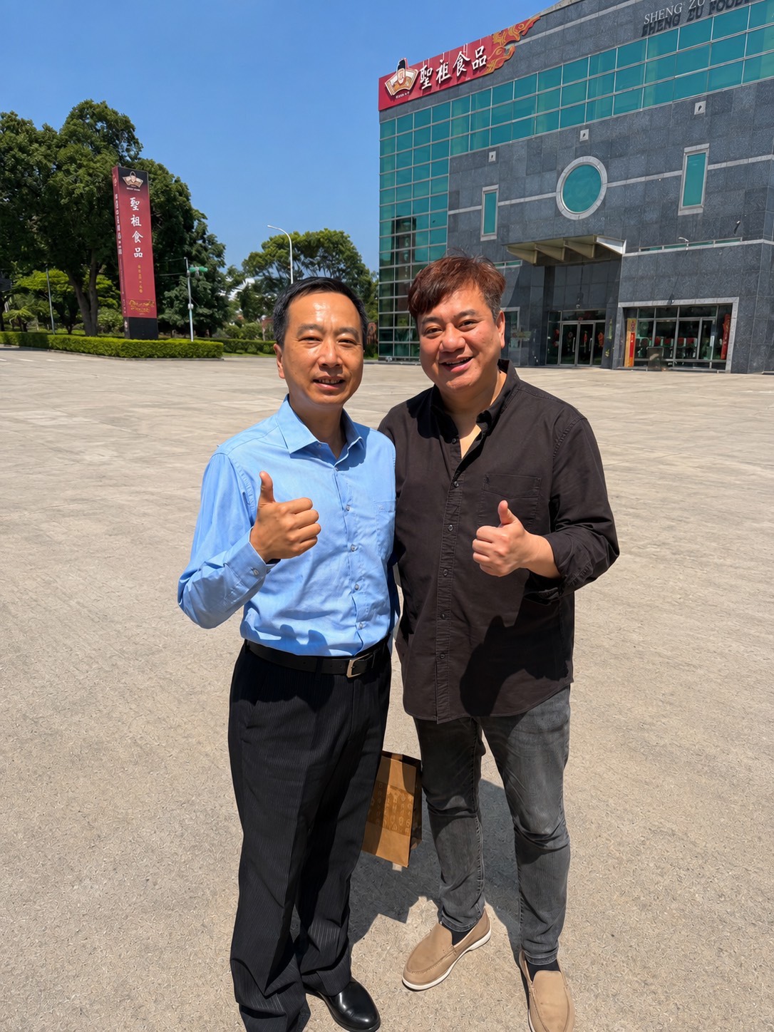 李副指揮官及郭總會長前往聖祖食品交流照。圖／紫青國際商會提供