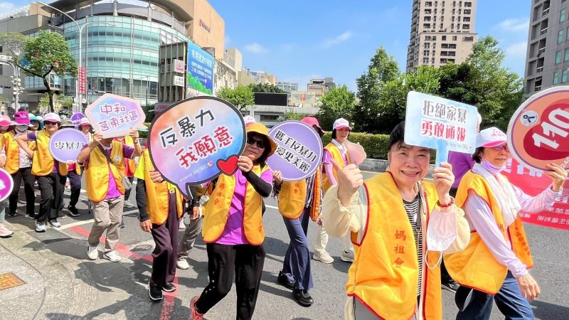《圖說》莒東社區結合社區媽祖廟繞境期間運用社區志工手持防暴標語進行防暴踩街，接地氣的宣導引發居民熱烈共鳴。〈社會局提供〉