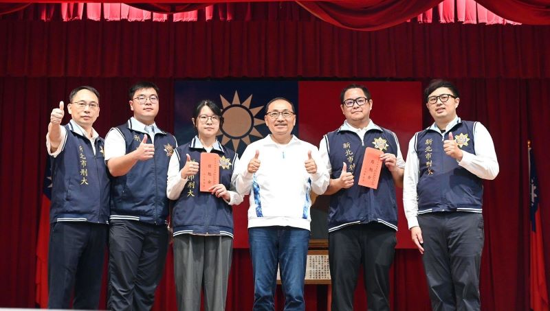 《圖說》侯友宜市長於「守城安民專案(掃黑專案)成果發表記者會」表揚有功人員。〈警察局提供〉