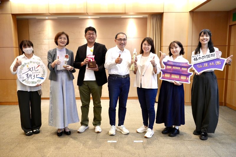 《圖說》《月光織戀 仙履林園》光雕秀勇奪國內外三大獎,展現新北古蹟活化與文化創新成果,左二文化局長張䕒育。〈文化局提供〉