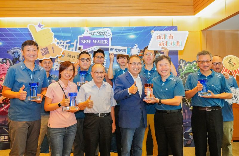 《圖說》水利局勇奪「2026國家卓越建設獎」5項大獎,今日於市政會議中,水利局長宋德仁率隊,將這份榮耀成績獻給侯友宜市長。〈水利局提供〉