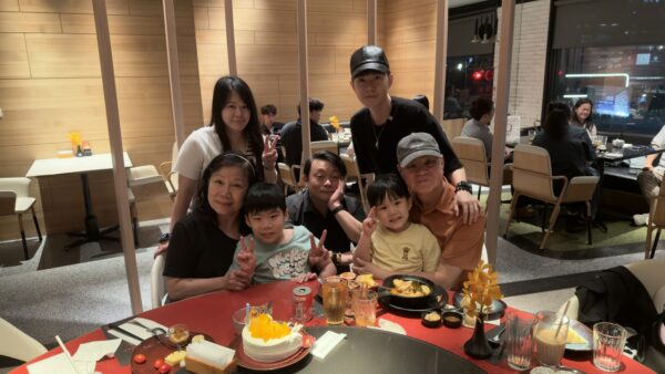 藝人李岳與爸爸和家人感情相當好，會利用空閒時間帶他們吃飯、旅遊。（圖／李岳提供）