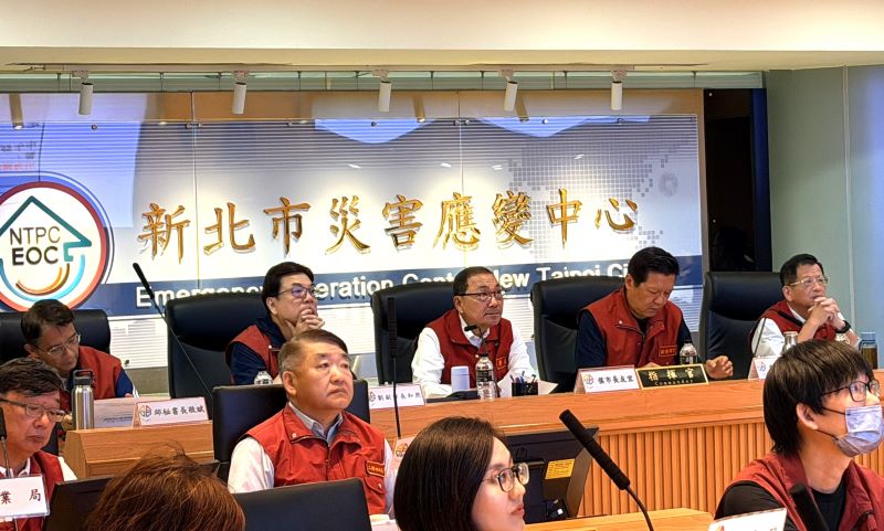 《圖說》侯友宜市長今日上午親自主持颱風整備會議,要求市府團隊超前部署、全面盤點防颱整備工作。〈消防局提供〉