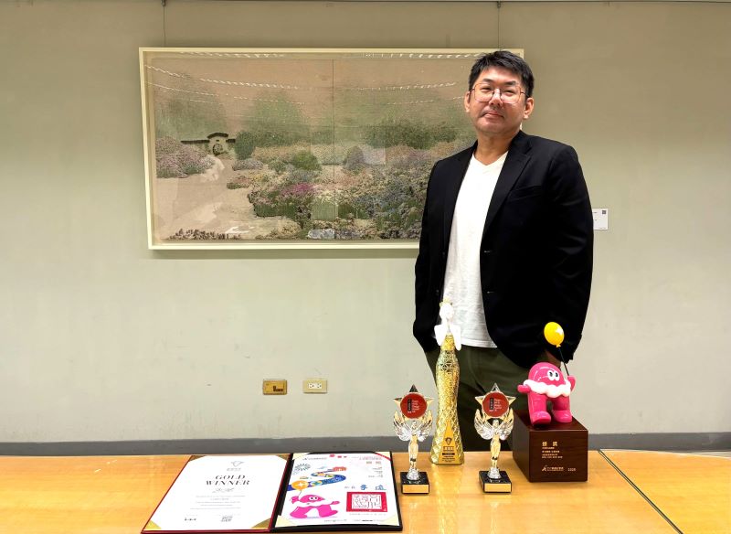 《圖說》導演劉育樹與《月光織戀 仙履林園》光雕秀獲獎獎盃合影。〈文化局提供〉