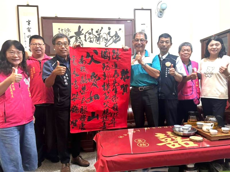 《圖說》南投縣榮服處長李毓錫(左3)率隊前往榮民陳進展(右4)家中祝賀榮獲「國防部115年模範父親」殊榮。〈南投榮服處提供〉