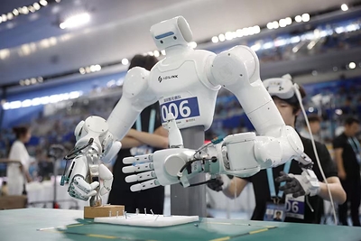 OmniHand靈巧手正在執行精細操作任務
