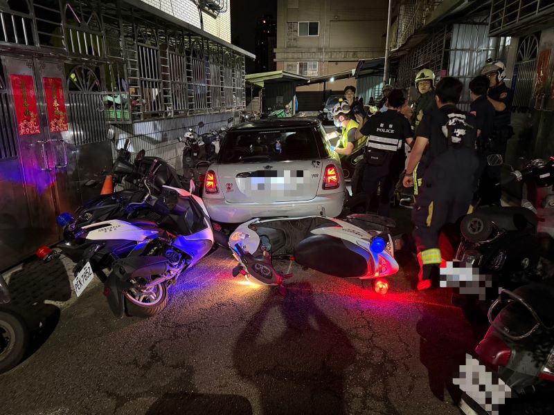 《圖說》拒檢車輛加速逃逸,於死巷內遭員警圍捕。〈新莊分局提供〉